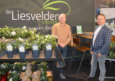 Paul Verbeek en Teunis Versteeg van Kwekerij de Liesvelden, dat o.a. vier verschillende witte helleborussen in het assortiment heeft, maar zich op de beurs ook bekend en beroemd weten om hun Brakelse krakelingen.